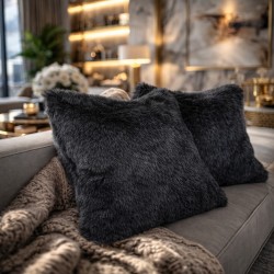 Housse de coussin en fausse fourrure gris moyen à motif blaireau | Coussins et oreillers en fourrure grise