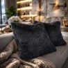 Housse de coussin en fausse fourrure gris moyen à motif blaireau | Coussins et oreillers en fourrure grise