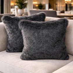 Housse de coussin en fausse fourrure gris moyen à motif blaireau | Coussins et oreillers en fourrure grise