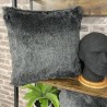 Housse de coussin en fausse fourrure gris moyen à motif blaireau | Coussins et oreillers en fourrure grise
