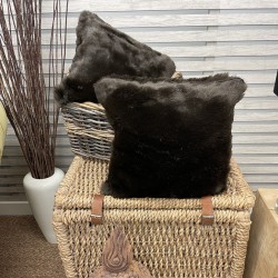 Housses de coussin en fausse fourrure de bison brun foncé riche | Coussins en fourrure brune