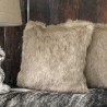 Coussins en fausse fourrure Loup de la toundra | Coussins en fausse fourrure beige à poils longs |