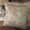 Coussins en fausse fourrure Loup de la toundra | Coussins en fausse fourrure beige à poils longs |