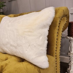 Coussin rectangulaire Richmond crème | Coussins rectangulaires en fausse fourrure |