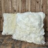 Deux coussins en véritable peau de mouton ivoire 40 cm