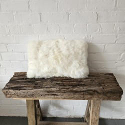 Deux coussins rectangulaires en véritable peau de mouton, couleur crème, 30 x 50 cm