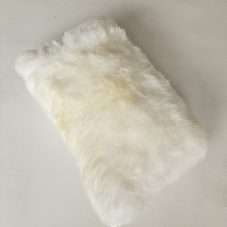 Deux coussins rectangulaires en véritable peau de mouton, couleur crème, 30 x 50 cm