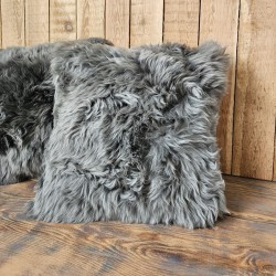 Deux grands coussins en véritable peau de mouton grise de 50 cm