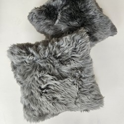 Deux grands coussins en véritable peau de mouton grise de 50 cm