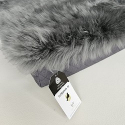 Lit orthopédique pour chien à poils longs gris, en véritable peau de mouton, de taille moyenne.