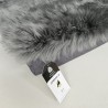 Lit orthopédique pour chien à poils longs gris, en véritable peau de mouton, de taille moyenne.