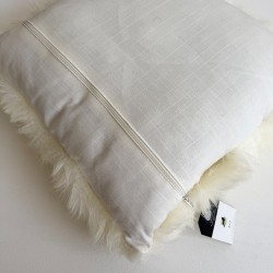 Deux coussins en véritable peau de mouton ivoire 40 cm