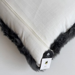 Deux coussins rectangulaires en véritable peau de mouton grise 30x50cm