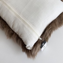 Paire de coussins rectangulaires en véritable peau de mouton taupe 30x50cm